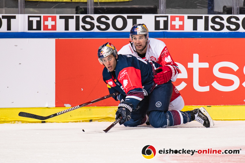 Ryan Button (EHC Red Bull Muenchen) und Chris Vandevelde (EC Red Bull Salzburg) im Halbfinal-Hinspiel der Champions Hockey League zwischen dem EHC Red Bull München und dem EC Red Bull Salzburg (Österreich) am 08.01.2019.