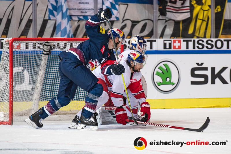 Matt Stajan (EHC Red Bull Muenchen) gegen Alexander Pallestrang (EC Red Bull Salzburg) und Steve Michalek (Torwart, EC Red Bull Salzburg) im Halbfinal-Hinspiel der Champions Hockey League zwischen dem EHC Red Bull München und dem EC Red Bull Salzburg (Österreich) am 08.01.2019.