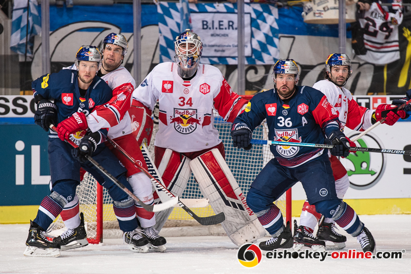 Chris Vandevelde (EC Red Bull Salzburg), Steve Michalek (Torwart, EC Red Bull Salzburg) und Dominique Heinrich (EC Red Bull Salzburg) gegen Patrick Hager (EHC Red Bull Muenchen) und Yannic Seidenberg (EHC Red Bull Muenchen) im Halbfinal-Hinspiel der Champions Hockey League zwischen dem EHC Red Bull München und dem EC Red Bull Salzburg (Österreich) am 08.01.2019.