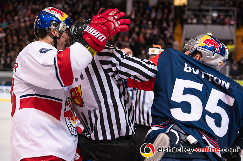 Keilerei zwischen Peter Hochkofler (EC Red Bull Salzburg) und Ryan Button (EHC Red Bull Muenchen) im Halbfinal-Hinspiel der Champions Hockey League zwischen dem EHC Red Bull München und dem EC Red Bull Salzburg (Österreich) am 08.01.2019.