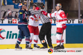 John Hughes (EC Red Bull Salzburg) amüsiert sich über die Auseinandersetzung von Jakob Mayenschein (EHC Red Bull Muenchen) mit Martin Stajnoch (EC Red Bull Salzburg) im Halbfinal-Hinspiel der Champions Hockey League zwischen dem EHC Red Bull München und dem EC Red Bull Salzburg (Österreich) am 08.01.2019.