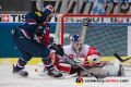 Konrad Abeltshauser (EHC Red Bull Muenchen) gegen Steve Michalek (Torwart, EC Red Bull Salzburg) im Halbfinal-Hinspiel der Champions Hockey League zwischen dem EHC Red Bull München und dem EC Red Bull Salzburg (Österreich) am 08.01.2019.