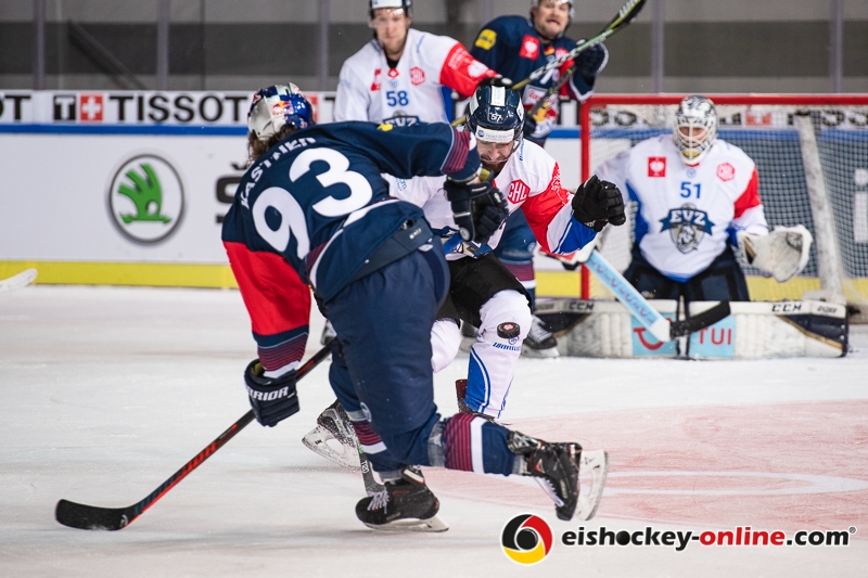 Fabian Schnyder (EV Zug) blockt den Torschuss von Maximilian Kastner (EHC Red Bull Muenchen) im Achtelfinal-Hinspiel der Champions Hockey League zwischen dem EHC Red Bull München und dem EV Zug (Schweiz) am 06.11.2018.