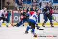 Mark Voakes (EHC Red Bull Muenchen) versucht den Schuss von Raphael Diaz (EV Zug) zu blocken im Achtelfinal-Hinspiel der Champions Hockey League zwischen dem EHC Red Bull München und dem EV Zug (Schweiz) am 06.11.2018.