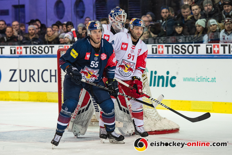 Ryan Button (EHC Red Bull Muenchen) vor Dominique Heinrich (EC Red Bull Salzburg) und Steve Michalek (Torwart, EC Red Bull Salzburg) im Halbfinal-Rückspiel der Champions Hockey League zwischen dem EC Red Bull Salzburg (Österreich) und dem EHC Red Bull München am 16.01.2019.