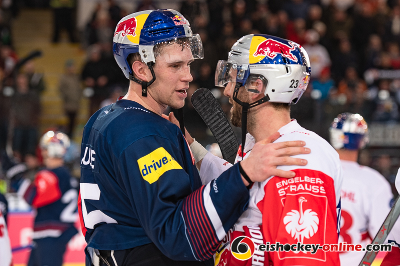 Keith Aulie (EHC Red Bull Muenchen) und Brant Harris (EC Red Bull Salzburg) beim Shakehands im Halbfinal-Rückspiel der Champions Hockey League zwischen dem EC Red Bull Salzburg (Österreich) und dem EHC Red Bull München am 16.01.2019.