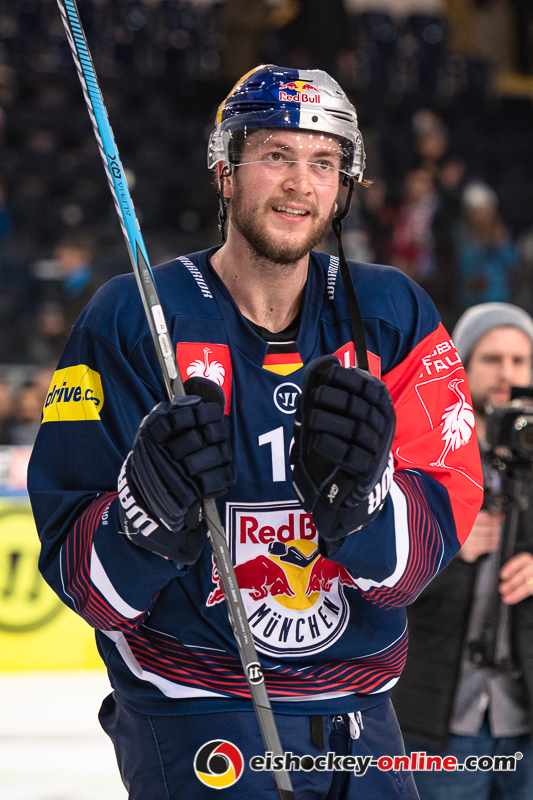 Konrad Abeltshauser (EHC Red Bull Muenchen) feiert den Finaleinzug nach dem Sieg im Halbfinal-Rückspiel der Champions Hockey League zwischen dem EC Red Bull Salzburg (Österreich) und dem EHC Red Bull München am 16.01.2019.
