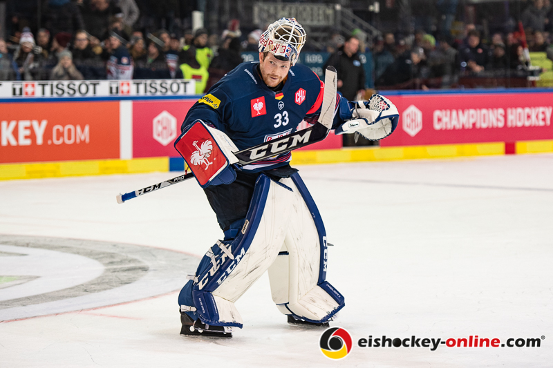 Danny aus den Birken (Torwart, EHC Red Bull Muenchen) wurden von den Fans zum Tänzchen aufgefordert nach em Sieg im Halbfinal-Rückspiel der Champions Hockey League zwischen dem EC Red Bull Salzburg (Österreich) und dem EHC Red Bull München am 16.01.2019.