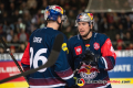 Tobias Eder (EHC Red Bull Muenchen) im Gespräch mit Bruder Andreas Eder (EHC Red Bull Muenchen) im Halbfinal-Rückspiel der Champions Hockey League zwischen dem EC Red Bull Salzburg (Österreich) und dem EHC Red Bull München am 16.01.2019.