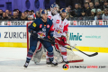 Ryan Button (EHC Red Bull Muenchen) vor Dominique Heinrich (EC Red Bull Salzburg) und Steve Michalek (Torwart, EC Red Bull Salzburg) im Halbfinal-Rückspiel der Champions Hockey League zwischen dem EC Red Bull Salzburg (Österreich) und dem EHC Red Bull München am 16.01.2019.