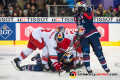 Michael Wolf (EHC Red Bull Muenchen) beobachtet, wie Martin Stajnoch (EC Red Bull Salzburg) und Bobby Raymond (EC Red Bull Salzburg) Yasin Ehliz (EHC Red Bull Muenchen) bearbeiten im Halbfinal-Rückspiel der Champions Hockey League zwischen dem EC Red Bull Salzburg (Österreich) und dem EHC Red Bull München am 16.01.2019.