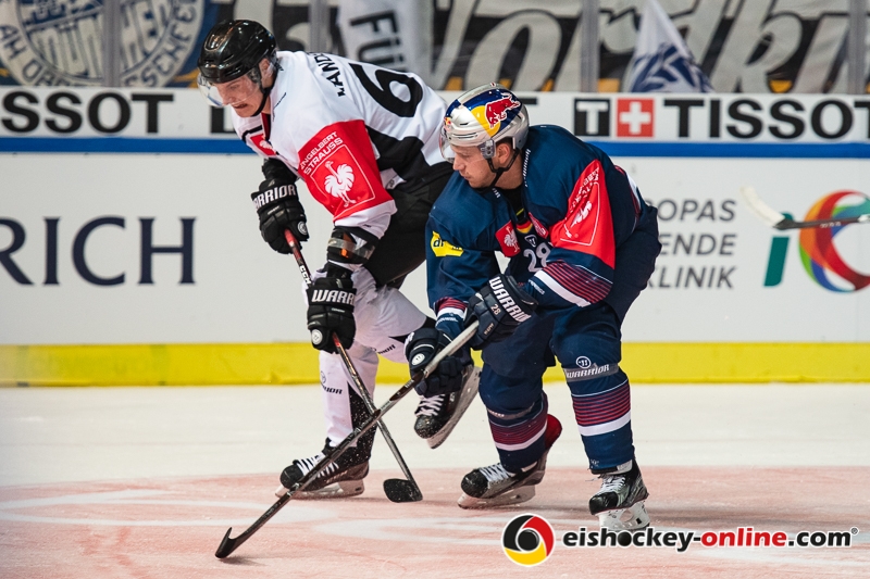 Fredrik Haendemark (Malmoe Redhawks) und Frank Mauer (EHC Red Bull Muenchen) im Viertelfinal-Hinspiel der Champions Hockey League zwischen dem EHC Red Bull München und den Malmö Redhawks (Schweden) am 04.12.2018.