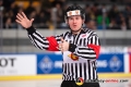 Schiedsrichter Nikolic macht klar, dass Malmö zu viele Spieler auf dem Eis hatte im Viertelfinal-Hinspiel der Champions Hockey League zwischen dem EHC Red Bull München und den Malmö Redhawks (Schweden) am 04.12.2018.