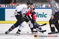 Bully zwischen Henrik Hetta (Malmoe Redhawks) und Mark Voakes (EHC Red Bull Muenchen) im Viertelfinal-Hinspiel der Champions Hockey League zwischen dem EHC Red Bull München und den Malmö Redhawks (Schweden) am 04.12.2018.