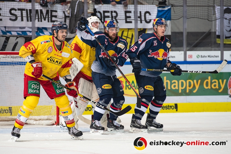 Alexandre Picard (Duesseldorfer EG) und Fredrik Pettersson Wentzel (Torwart, Duesseldorfer EG) verteidigen gegen Maximilian Kastner (EHC Red Bull Muenchen) und Jason Jaffray (EHC Red Bull Muenchen) in der Hauptrundenbegegnung der Deutschen Eishockey Liga zwischen dem EHC Red Bull München und der Düsseldorfer EG am 14.10.2018.