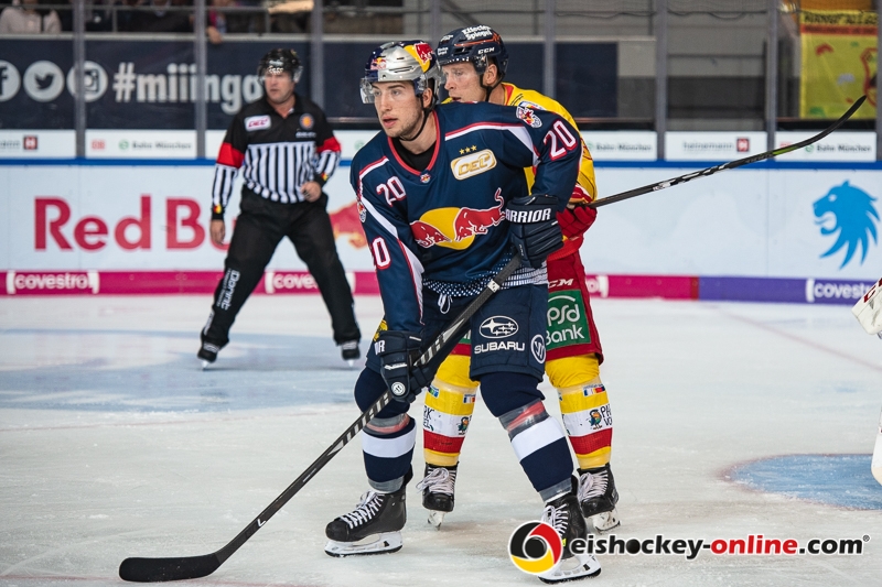 Tobias Eder (EHC Red Bull Muenchen) vor Patrick Koeppchen (Duesseldorfer EG) in der Hauptrundenbegegnung der Deutschen Eishockey Liga zwischen dem EHC Red Bull München und der Düsseldorfer EG am 14.10.2018.