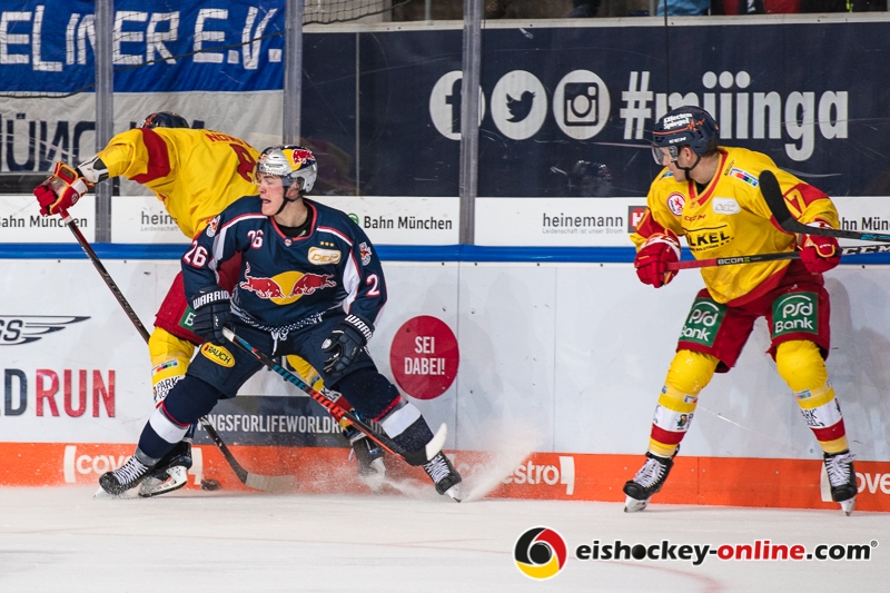 Justin Schuetz (EHC Red Bull Muenchen) gegen Marco Nowak (Duesseldorfer EG) und Leon Niederberger (Duesseldorfer EG) in der Hauptrundenbegegnung der Deutschen Eishockey Liga zwischen dem EHC Red Bull München und der Düsseldorfer EG am 14.10.2018.