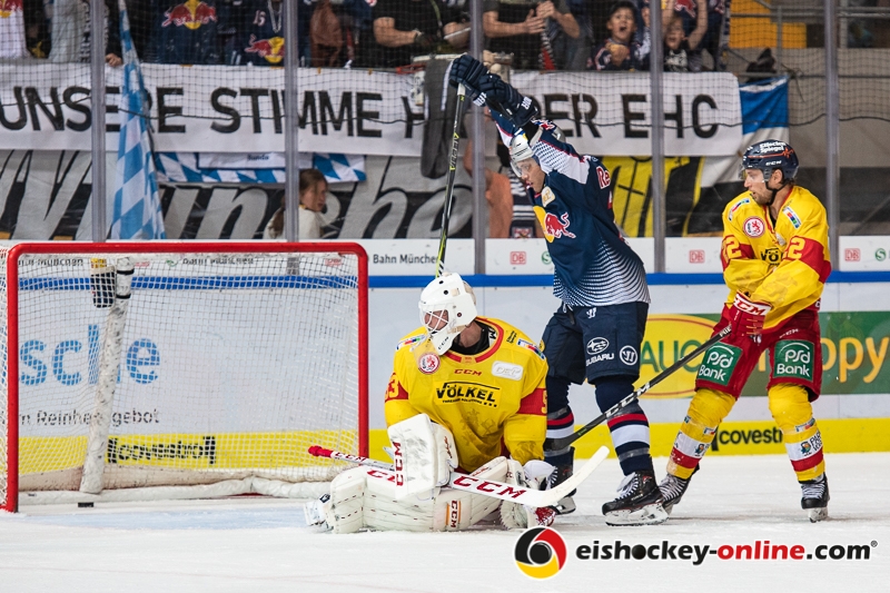 Derek Joslin (EHC Red Bull Muenchen) bejubelt den Overtime-Siegtreffer von Matt Stajan (EHC Red Bull Muenchen) gegen Fredrik Pettersson Wentzel (Torwart, Duesseldorfer EG) und Calle Ridderwall (Duesseldorfer EG) in der Hauptrundenbegegnung der Deutschen Eishockey Liga zwischen dem EHC Red Bull München und der Düsseldorfer EG am 14.10.2018.