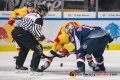 John Henrion (Duesseldorfer EG) beim Bully mit Matt Stajan (EHC Red Bull Muenchen) in der Hauptrundenbegegnung der Deutschen Eishockey Liga zwischen dem EHC Red Bull München und der Düsseldorfer EG am 14.10.2018.