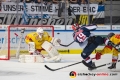 Mark Voakes (EHC Red Bull Muenchen) verpasst bei einem Unterzahl-Break gegen Fredrik Pettersson Wentzel (Torwart, Duesseldorfer EG) in der Hauptrundenbegegnung der Deutschen Eishockey Liga zwischen dem EHC Red Bull München und der Düsseldorfer EG am 14.10.2018.