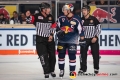 Kapitän Patrick Hager (EHC Red Bull Muenchen) diskutiert mit Hauptschiedsrichter Stephan Bauer eine der vielen Strafen gegen die Münchner in der Hauptrundenbegegnung der Deutschen Eishockey Liga zwischen dem EHC Red Bull München und der Düsseldorfer EG am 14.10.2018.