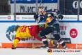 Matt Stajan (EHC Red Bull Muenchen) im Zweikampf mit Ryan McKiernan (Duesseldorfer EG) in der Hauptrundenbegegnung der Deutschen Eishockey Liga zwischen dem EHC Red Bull München und der Düsseldorfer EG am 14.10.2018.