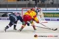 Ryan Button (EHC Red Bull Muenchen) verhindert einen Schuss durch Jaedon Descheneau (Duesseldorfer EG) in der Hauptrundenbegegnung der Deutschen Eishockey Liga zwischen dem EHC Red Bull München und der Düsseldorfer EG am 14.10.2018.