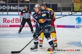 Tobias Eder (EHC Red Bull Muenchen) vor Patrick Koeppchen (Duesseldorfer EG) in der Hauptrundenbegegnung der Deutschen Eishockey Liga zwischen dem EHC Red Bull München und der Düsseldorfer EG am 14.10.2018.