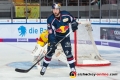 Andreas Eder (EHC Red Bull Muenchen) vor Fredrik Pettersson Wentzel (Torwart, Duesseldorfer EG) in der Hauptrundenbegegnung der Deutschen Eishockey Liga zwischen dem EHC Red Bull München und der Düsseldorfer EG am 14.10.2018.