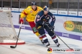 Matt Stajan (EHC Red Bull Muenchen) verfolgt von Ken Andre Olimb (Duesseldorfer EG) in der Hauptrundenbegegnung der Deutschen Eishockey Liga zwischen dem EHC Red Bull München und der Düsseldorfer EG am 14.10.2018.