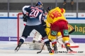 Tobias Eder (EHC Red Bull Muenchen) verpasst gegen Fredrik Pettersson Wentzel (Torwart, Duesseldorfer EG) und Kevin Marshall (Duesseldorfer EG) in der Hauptrundenbegegnung der Deutschen Eishockey Liga zwischen dem EHC Red Bull München und der Düsseldorfer EG am 14.10.2018.