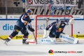 Ryan Button (EHC Red Bull Muenchen) und Kevin Reich (Torwart, EHC Red Bull Muenchen) in der Hauptrundenbegegnung der Deutschen Eishockey Liga zwischen dem EHC Red Bull München und der Düsseldorfer EG am 14.10.2018.