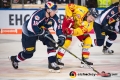 Zweikampf zwischen Matt Stajan (EHC Red Bull Muenchen) und Ken Andre Olimb (Duesseldorfer EG) in der Hauptrundenbegegnung der Deutschen Eishockey Liga zwischen dem EHC Red Bull München und der Düsseldorfer EG am 14.10.2018.