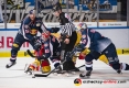 Konrad Abeltshauser (EHC Red Bull Muenchen), Mark Voakes (EHC Red Bull Muenchen) und Tobias Eder (EHC Red Bull Muenchen) verteidigen gegen Christian Kretschmann (Duesseldorfer EG) und einen weiteren Düsseldorfer Spieler in der Hauptrundenbegegnung der Deutschen Eishockey Liga zwischen dem EHC Red Bull München und der Düsseldorfer EG am 14.10.2018.