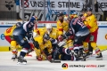 Kampf um den Puck vor dem Tor von Fredrik Pettersson Wentzel (Torwart, Duesseldorfer EG) in der Hauptrundenbegegnung der Deutschen Eishockey Liga zwischen dem EHC Red Bull München und der Düsseldorfer EG am 14.10.2018.