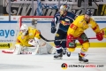 John Mitchell (EHC Red Bull Muenchen) gegen Fredrik Pettersson Wentzel (Torwart, Duesseldorfer EG) und Alexander Barta (Duesseldorfer EG) in der Hauptrundenbegegnung der Deutschen Eishockey Liga zwischen dem EHC Red Bull München und der Düsseldorfer EG am 14.10.2018.