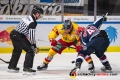 Bully zwischen Ken Andre Olimb (Duesseldorfer EG) und Mark Voakes (EHC Red Bull Muenchen) in der Hauptrundenbegegnung der Deutschen Eishockey Liga zwischen dem EHC Red Bull München und der Düsseldorfer EG am 14.10.2018.