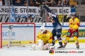 Derek Joslin (EHC Red Bull Muenchen) bejubelt den Overtime-Siegtreffer von Matt Stajan (EHC Red Bull Muenchen) gegen Fredrik Pettersson Wentzel (Torwart, Duesseldorfer EG) und Calle Ridderwall (Duesseldorfer EG) in der Hauptrundenbegegnung der Deutschen Eishockey Liga zwischen dem EHC Red Bull München und der Düsseldorfer EG am 14.10.2018.