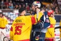 Shakehands zwischen Mathias Niederberger (Torwart, Duesseldorfer EG) und Konrad Abeltshauser (EHC Red Bull Muenchen) nach der Hauptrundenbegegnung der Deutschen Eishockey Liga zwischen dem EHC Red Bull München und der Düsseldorfer EG am 14.10.2018.