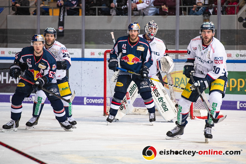 Patrick Hager (EHC Red Bull Muenchen), Micki DuPont (Eisbaeren Berlin), Yasin Ehliz (EHC Red Bull Muenchen) und Constantin Braun (Eisbaeren Berlin) vor dem Tor von Kevin Poulin (Torwart, Eisbaeren Berlin) in der 1. Viertelfinalbegegnung in den Playoffs der Deutschen Eishockey Liga zwischen dem EHC Red Bull München und den Eisbären Berlin am 13.03.2019.