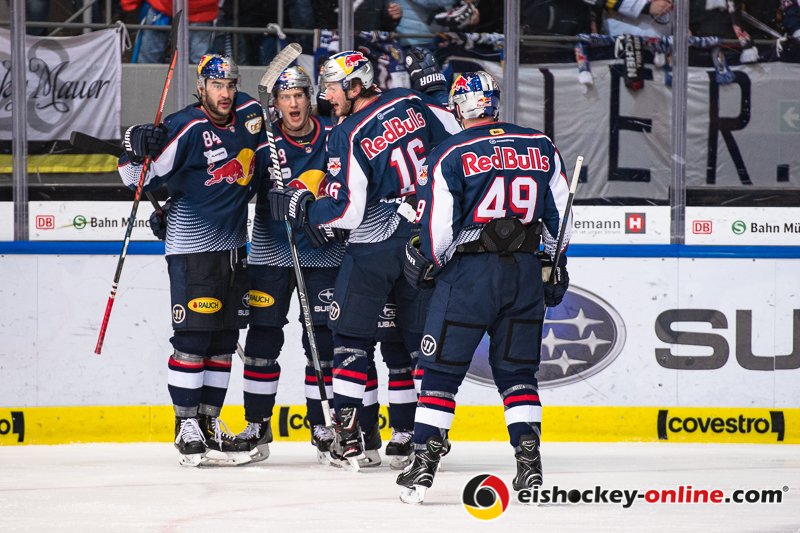 Torjubel nach dem Tor von Frank Mauer (EHC Red Bull Muenchen) zum 1:1 von Trevor Parkes (EHC Red Bull Muenchen), Andrew Bodnarchuk (EHC Red Bull Muenchen), Konrad Abeltshauser (EHC Red Bull Muenchen) und Mark Voakes (EHC Red Bull Muenchen) in der 1. Viertelfinalbegegnung in den Playoffs der Deutschen Eishockey Liga zwischen dem EHC Red Bull München und den Eisbären Berlin am 13.03.2019.