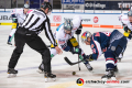 Bully zwischen Colin Smith (Eisbaeren Berlin) und Mark Voakes (EHC Red Bull Muenchen) in der 1. Viertelfinalbegegnung in den Playoffs der Deutschen Eishockey Liga zwischen dem EHC Red Bull München und den Eisbären Berlin am 13.03.2019.