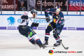 Derek Joslin (EHC Red Bull Muenchen) gegen James Sheppard (Eisbaeren Berlin) in der 1. Viertelfinalbegegnung in den Playoffs der Deutschen Eishockey Liga zwischen dem EHC Red Bull München und den Eisbären Berlin am 13.03.2019.