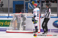 Jamie MacQueen (Eisbaeren Berlin) und Linesman Tobias Schwenk beobachten John Mitchell (EHC Red Bull Muenchen) im Tornetz in der 1. Viertelfinalbegegnung in den Playoffs der Deutschen Eishockey Liga zwischen dem EHC Red Bull München und den Eisbären Berlin am 13.03.2019.