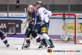 Maximilian Daubner (EHC Red Bull Muenchen) und Frank Hoerdler (Eisbaeren Berlin) vor dem Tor von Kevin Poulin (Torwart, Eisbaeren Berlin) in der 1. Viertelfinalbegegnung in den Playoffs der Deutschen Eishockey Liga zwischen dem EHC Red Bull München und den Eisbären Berlin am 13.03.2019.