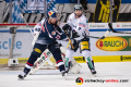 Michael Wolf (EHC Red Bull Muenchen) und Frank Hoerdler (Eisbaeren Berlin) vor dem Tor von Kevin Poulin (Torwart, Eisbaeren Berlin) in der 1. Viertelfinalbegegnung in den Playoffs der Deutschen Eishockey Liga zwischen dem EHC Red Bull München und den Eisbären Berlin am 13.03.2019.