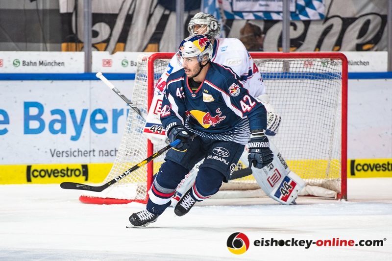 Yasin Ehliz (EHC Red Bull Muenchen) vor Dennis Endras (Torwart, Adler Mannheim) in der Hauptrundenbegegnung der Deutschen Eishockey Liga zwischen dem EHC Red Bull München und den Adler Mannheim am 09.12.2018.
