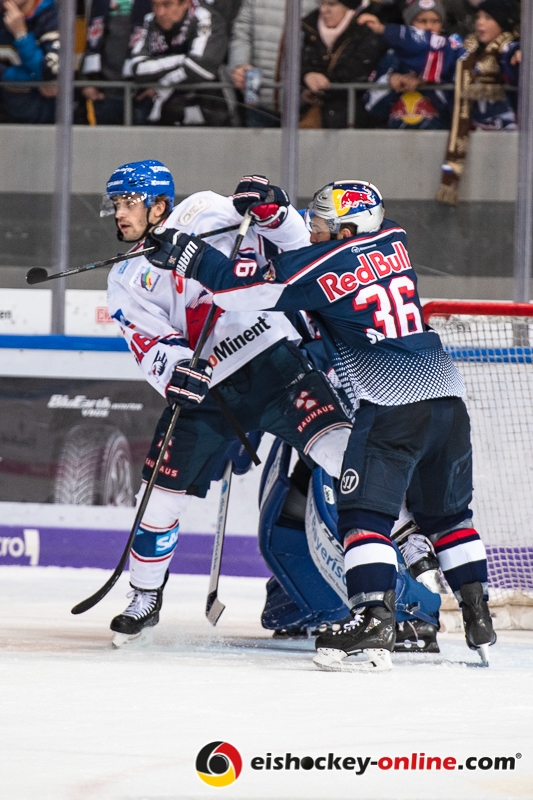 Yannic Seidenberg (EHC Red Bull Muenchen) gegen Markus Eisenschmid (Adler Mannheim) vor dem Tor von Danny aus den Birken (Torwart, EHC Red Bull Muenchen) in der Hauptrundenbegegnung der Deutschen Eishockey Liga zwischen dem EHC Red Bull München und den Adler Mannheim am 09.12.2018.