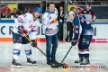 Symbolisches Anbully zwischen Marcus Kink (Adler Mannheim) und Mark Voakes (EHC Red Bull Muenchen) durch Handballnationalspieler Dominik Klein in der Hauptrundenbegegnung der Deutschen Eishockey Liga zwischen dem EHC Red Bull München und den Adler Mannheim am 09.12.2018.