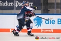 Matt Stajan (EHC Red Bull Muenchen) gegen Garrett Festerling (Adler Mannheim) in der Hauptrundenbegegnung der Deutschen Eishockey Liga zwischen dem EHC Red Bull München und den Adler Mannheim am 09.12.2018.